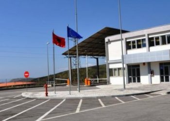 Tentuan të kalonin drogë me “Toyota” nga Qafë Bota, pranga doganierit dhe një 23- vjeçare
