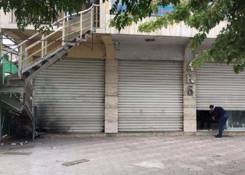 Tronditet Lezha gjatë natës, shpërthen eksplozivi në derën e një biznesi. Çfarë thonë pronarët