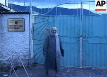 Pamjet e rralla të vitit 1997 / Kur Nexhmije Hoxha doli nga burgu