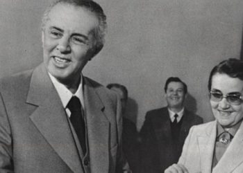 “Ishte një dashuri e pastër dhe e fuqishme”, Nexhmije Hoxha rrëfen njohjen dhe martesën me Enverin