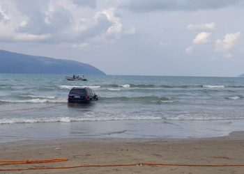 Tentuan të nxjerrin gomonen nga deti, tre fuoristrada “ngecin” mes dallgëve në Vlorë (Foto)