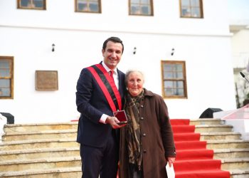 Veliaj i dorëzon certifikatë mirënjohje Luljeta Bozos, ja lidhja e veçantë e saj me Kongresin e Lushnjës