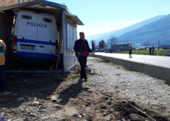 Furgoni me dy të dënuar përfundoi në byrektore, arrestohet shoferi i burgjeve një ditë pas aksidentit