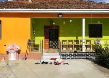 Gruaja tenton t’i heqë maskën njërit prej 6 grabitësve që iu futën në shtëpi, por përfundon në spital bashkë me burrin