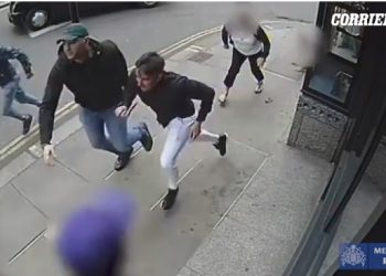 Video/ Ja si hajdutët londinezë i shkulin nga dora turistit orën 136.000 euro dhe largohen në këmbë