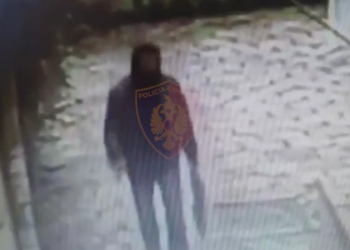 I mbuluar me shall e kapuç, kapet mat hajduti i biçikletave në Tiranë (Video)