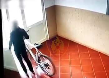 Kamerat e sigurisë nxjerrin zbuluar hajdutin e biçikletave në Tiranë. Ja si i vidhte (Video)