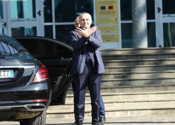 A ka frikë mazhoranca ta shkarkojë presidentin?