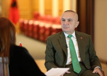 Pse Presidenti zbret në shesh kur opozita ulet në tryezë?