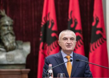 Zëri i Amerikës/ Thellohet përplasja e Presidentit me Parlamentin, paralajmërohet protestë më 2 mars