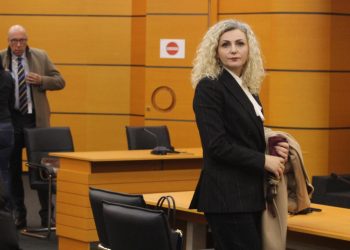 KPK e konfirmoi në detyrë/ Komisioneri Publik kërkon shkarkimin e kryeprokurores së Durrësit