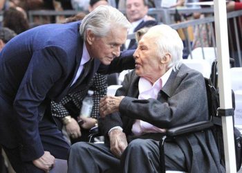 Lamtumirë Kirk Douglas, ikona e kinemasë ndahet nga jeta në moshën 103-vjeçare
