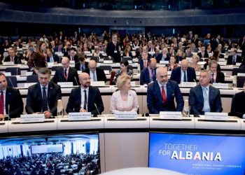 A zëvendësohet flamuri britanik me atë shqiptar? Presidentja Von der Leyen: Ju tregoj të ardhmen!