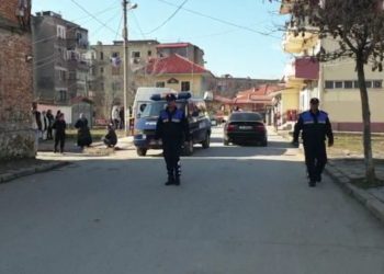 Detaje nga sherri me armë në Korçë/ Dy vëllezër konfliktohen me një tjetër, hedhin pistoletën dhe ikin me vrap