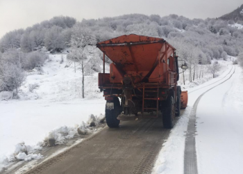 FOTO/ Reshjet e dëborës mbulojnë Elbasanin dhe Korçën, ulen ndjeshëm temperaturat