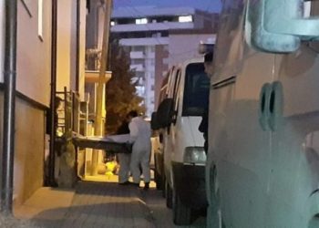 VIDEO / Policja nga Kosova vrau familjen dhe më pas veten, pamjet e rënda kur nxirren trupat