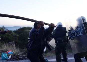 FOTO/ Janë kundër kampit të emigrantëve, banorët e ishullit Lesbos përleshen me policinë