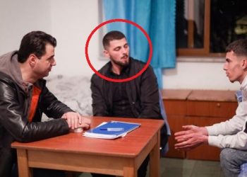 Foto/ Kush është “studenti” që çoi Bashën në dhomën e konviktit në Qytetin Studenti