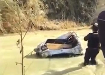 FIer/ Makina del nga rruga dhe bie në lumë nga 50 metra lartësi, shoferi vdes brenda