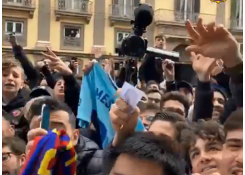 Tifozët italianë nuk i tremben koronavirusit, çmenden pas Messit, VIDEO e tyre bën xhiro në rrjet