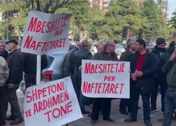 Zëri i Amerikës: Prej katër muajsh pa paga, punëtorët e rafinerisë në Ballsh ngrihen në protestë