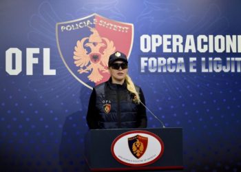 ‘Forca e Ligjit’ shënjestron të dënuarit e radhës/ I dërgon formularin Dashamir Gjokës dhe dy anëtarëve të familjes Hysenaj