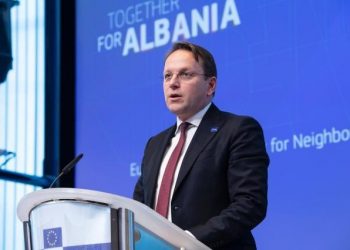 Komisioneri për Zgjerimin: Donacionet mbi 1 miliardë euro, mesazh për shqiptarët se ne kujdesemi për ta