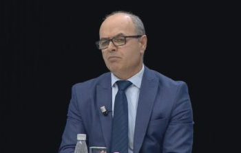 “Dolën para grave dhe ulën pantallonat”, Petro Koçi: Ngjarja më e shëmtuar që bënë militantët e PD në 1994