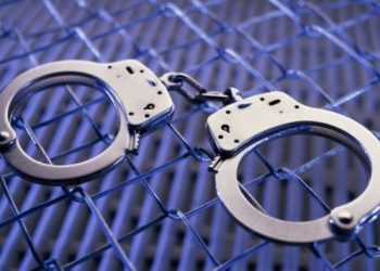 Vodhi 20 mln lekë nga pagesa e dritave dhe ujit/ Kapet ish-punonjësja e postës në Fier