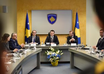 Kurti mbledh ministrat dhe jep një mesazh për “karriget”: Do rrimë në këmbë, punë të shumta e presin Kosovën
