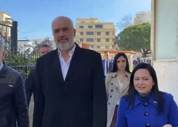 VIDEO/ “Pa punë ëëë… ça do ti doganier”, Rama inspekton punimet në Durrës, debat me të rinjtë: Ke mbaruar për jurist