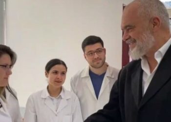 “Ti preke dhe besoje”, Rama i përgjigjet me shprehjen e Shën Thomait mjekes që i tregoi si u punësua në qendrën shëndetësore
