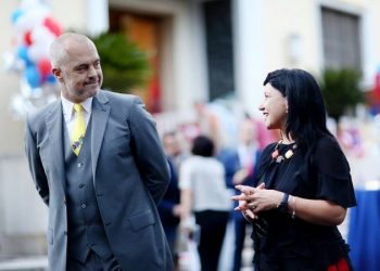 Festë në familjen Rama/ Kryeministri kërkon leje në emision: Nuk mund të mungoj në ditëlindjen e vajzës