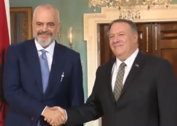 VIDEO / Rama publikon pamjet, shtrëngon duart me Mike Pompeon në Uashington