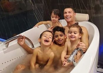 FOTO/ Në radhë të parë për CR7 është familja, ylli i Juves në vaskë me Cristiano Jr, Alana dhe binjakët Eva e Mateo