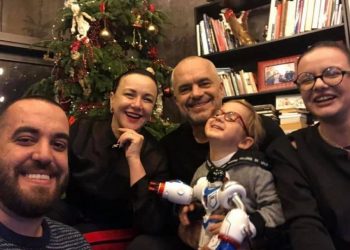 FOTO/ Rama u largua nga emisioni për ditëlindjen e vajzës, si e festoi 30-vjetorin Rea Xhillari