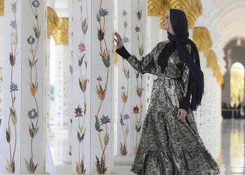 Ivanka Trump si kurrë më parë, me shami dhe këmbëzbathur në xhaminë më të madhe të Dubait (Foto)