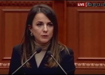 “Të mos lejohet duhani nën 25-vjeç!”, Rudina Hajdari propozon rritje të çmimit të cigareve