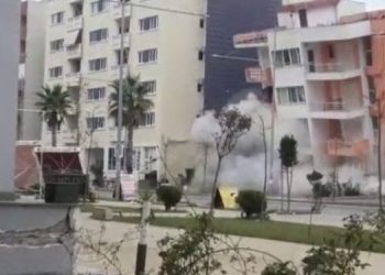 E dëmtoi rëndë tërmeti i 26 nëntorit, shembet sot me eksploziv objekti 4-katësh në Durrës