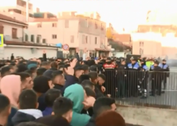 Tensionohet situata para derbit, tifozët e Tiranës “përplasen” me forcat e rendit