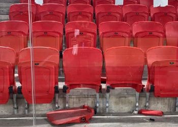 Thyen stolat në stadiumin “Air Albania”, klubi i Kukësit dhe ai i Tiranës mbajnë qëndrim ndaj tifozëve