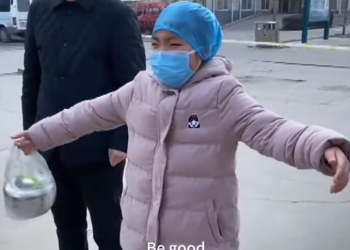 Infermieres me koronavirus i ndalohet takimi me të bijën, përqafimi në distancë bën xhiron e rrjetit (Video)