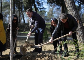 Krijohet kopshti i Nexhmije Pagarushës te Parku i Liqenit, artistët nga Kosova mbjellin 100 pemë
