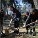 Krijohet kopshti i Nexhmije Pagarushës te Parku i Liqenit, artistët nga Kosova mbjellin 100 pemë