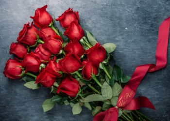 Sa shpenzojnë shqiptarët për buqetat e Shën Valentinit, nga vijnë lulet në Shqipëri
