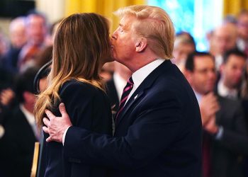 Melania vë në siklet Trump/ Presidenti afrohet ta puthë, ajo i kthen faqen