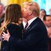 Melania vë në siklet Trump/ Presidenti afrohet ta puthë, ajo i kthen faqen