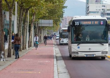 Tiranë/ Urbani përplaset me makinën e policisë rrugore, plagosen tre pasagjerë