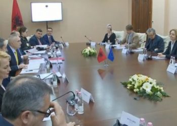 Zëri i Amerikës: Përplasja për Kushtetuesen sjell në Tiranë ekspertët e Komisionit të Venecias