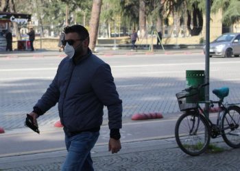 FOTO/ Frikë nga koronavirusi, njerëzit dalin me maska në rrugët e Tiranës, ndonëse nuk ka asnjë rast të konfirmuar